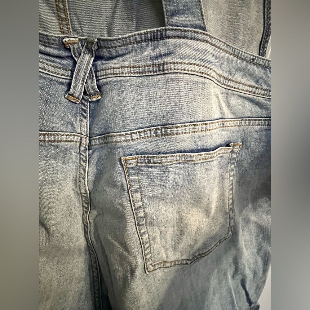 Torrid Light Wash Denim Overall Shorts - 24 - Picture 6 of 9